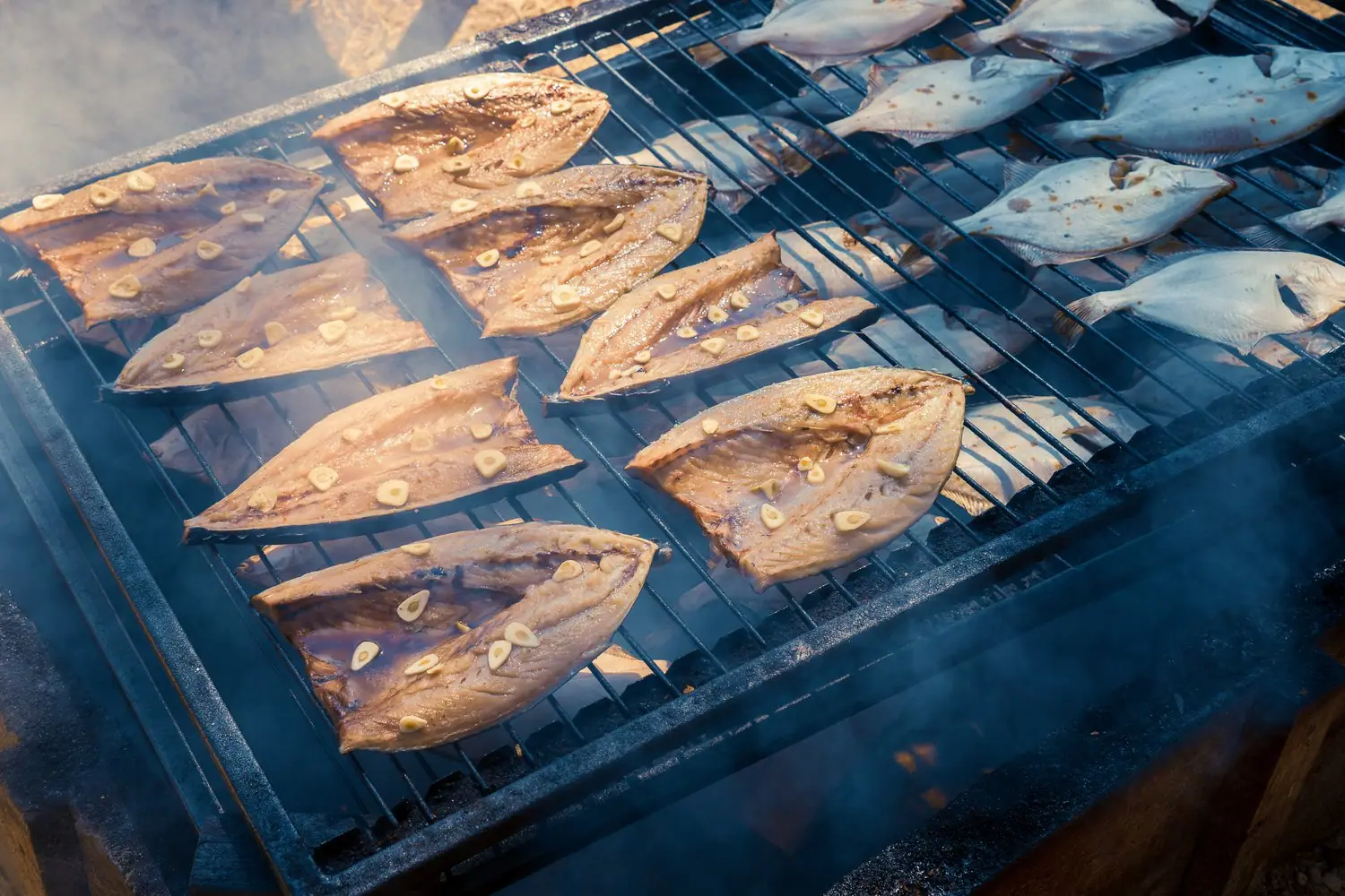 Tradycyjne wędzarnie ryb: Nadmorski szlak kulinarny