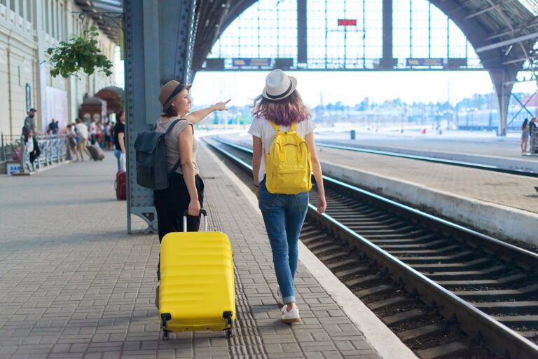 Jak zaplanować jednodniową wycieczkę pociągiem z dużego miasta